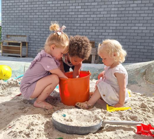 Spelende peuters in zand