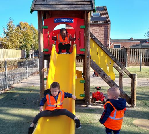 Buiten spelen op glijbaan - Kindcentrum de Kruudwis