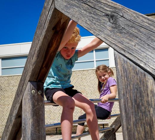 Kinderen op klimrek - de Wouter