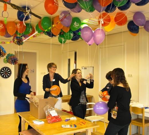 Feestelijk versierde groepsruimte