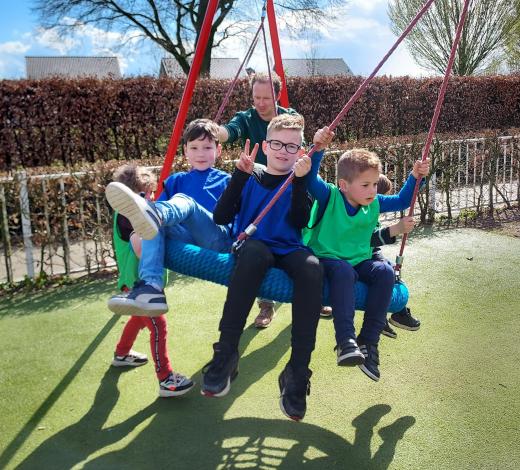 Kinderen op netschommel - Kindcentrum Onder de Linde