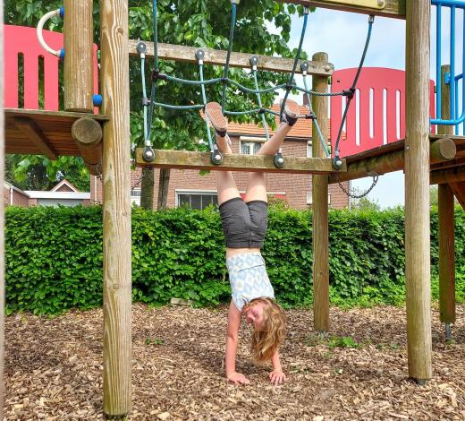 Kind in speeltoestel de Kroevert